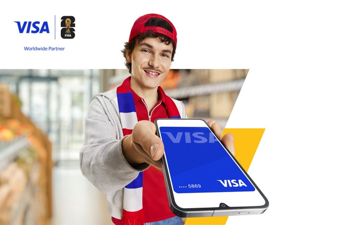 Osoba drži pametni telefon s prikazom digitalne Visa kartice u trgovini, logotipi Visa i FIFA 2026