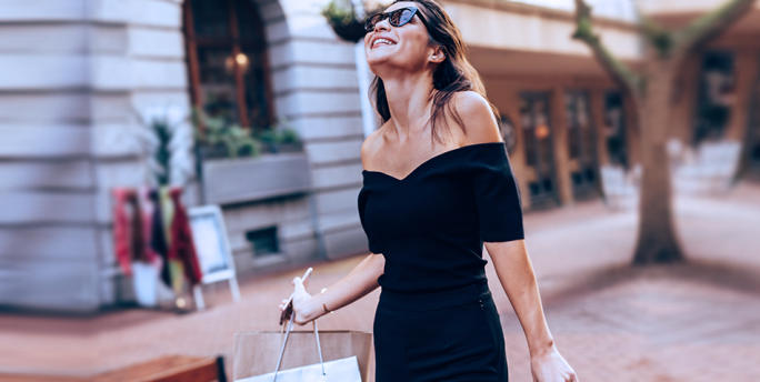 Poslovna žena uživa u kupovini